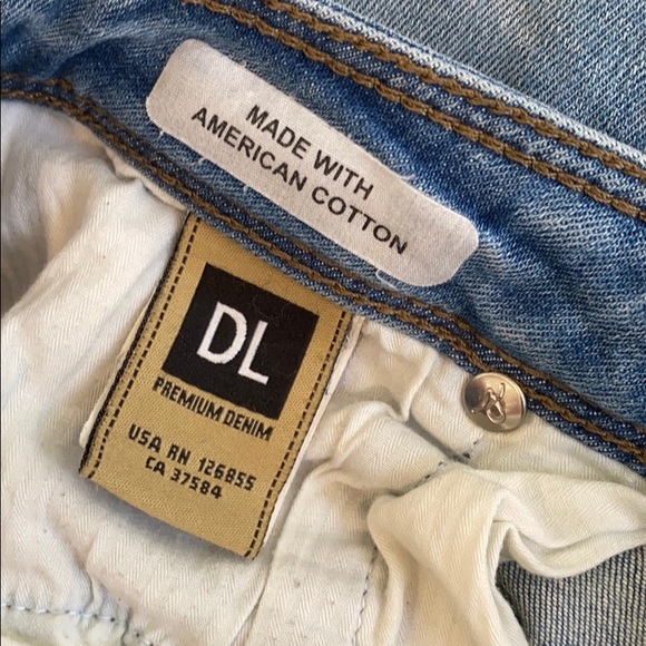 DL1961 light wash distressed jeans - Picture 5 of 8